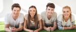 Zdjęcie czwórki młodych ludzi zadowolonych zwolnieniem z  podatku PIT dla osób do 26. roku życia
