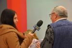 Dziennikarka Radia Opole zadaje pytanie starszemu mężczyźnie