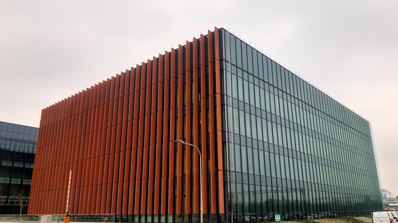 Budynek Urzędu Skarbowego w Opolu. Przed budynkiem parking a na nim kilka samochodów.