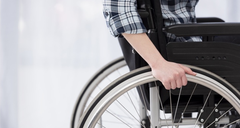 Ujęcie osoby siedzącej na wózku inwalidzkim
