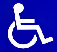 Znak graficzny osoby niepełnosprawnej poruszajacej się na wózku