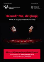 Młody mężczyzna w niebieskiej bluzie i krótkich blond włosach gra na automacie w grę hazardową. Na automacie widnieje napis 