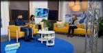 w studio telewizyjnym na kanapie siedzi kobieta - rzecznik prasowy opolskiej KAS, w dłoni trzyma mikrofon