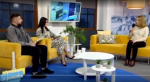Zdjęcie studio telewizyjne, na kanapie siedzi ekspertka opolskiej KAS w prawej dłoni trzyma mikrofon, z boku na fotelu siedzi prezenterka telewizyjna i prezenter telewizyjny