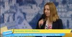 studio telewizyjne, na kanapie siedzi rzecznik opolskiej KAS, w prawej dłoni trzyma mikrofon