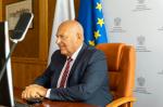 Konferencja prasowa: Minister Finansów Tadeusz Kościński siedzi za stołem, w tle baner Ministerstwa Finansów oraz flagi Polski i UE