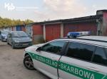 Radiowóz służby celno-skarbowej. W tle budynek garaże.
