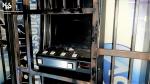 w ciemnym pomieszczeniu za kratami stoi automat do gry hazardowej