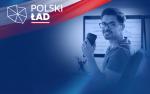 Napis Polski Ład i grafika przedstawiająca uśmiechniętego młodego mężczyznę z kubkiem w dłoni