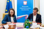 Szef KAS Magdalena Rzeczkowska i  prezes firmy SIG podpisują dokument
