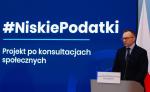 Artur Soboń na tle baneru z napisem #NiskiePodatki Projekt po konsultacjach społecznych