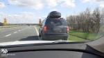 na pasie bocznym autostrady stoi samochód osobowy - terenowy