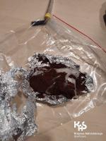 Ciemny proszek owinięty w folię aluminiową ułożony na woreczku strunowym