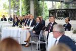 w pomieszczeniu przy stoliku siedzi Zastępca Szefa KAS Anna Chałupa