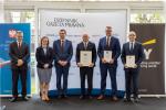 w pomieszczeniu Zastępca Szefa KAS Anna Chałupa stoi obok laureatów rankingu, którzy trzymają w dłoniach dyplomy