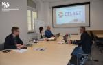 w pomieszczeniu przy laptopach siedzą cztery osoby, jedna kobieta, trzej mężczyźni, na ścianie wyświetlana prezentacja z napisem CELBET