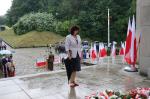 Dyrektor IAS w Opolu stoi przed pomnikiem