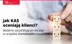 Dłoń układająca klocki- Napis Jak KAS oceniają klienci. Badamy satysfakcje po wizycie w urzędzie skarbowym.