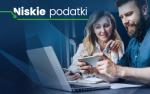 Napis Niskie podatki i grafika przedstawiająca kobietę i mężczyznę nad laptopem