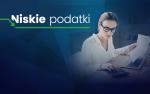 Napis Niskie podatki i grafika przedstawiająca kobietę przed laptopem z dokumentem w dłoni i liczącą na kalkulatorze