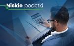 Napis: Niskie podatki i grafika przedstawiająca mężczyznę nad segregatorem z dokumentami liczącego na kalkulatorze