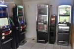w pomieszczeniu znajdują się cztery automaty do gier