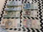 na stole leżą polskie banknoty poukładane według nominałów