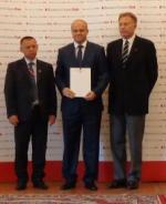 Naczelnik Urzędu Skarbowego w Kluczborku stoi trzymając certyfikat konkursu. Towarzyszy mu prezes Business Centre Club i  Podsekretarz Stanu Ministerstwa Finansów.