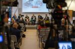 Sala konferencyjna. Uczestnicy konferencji siedzą i słuchają dyskusji. Przed nimi uczestnicy panelu dyskusyjnego.