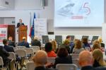 Sala konferencyjna. Uczestnicy konferencji siedzą i słuchają dyskusji. Przed nimi uczestnicy panelu dyskusyjnego.