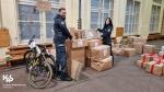 funkcjonariusze opolskiej KAS układają pudła z prezentami