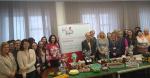 pracownicy urzędu skarbowego w Głubczycach stoją wokół stołu na którym znajdują się ciasta, soki, słodycze.
