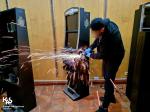 Funkcjonariusz tnie piłą do cięcia metali automat do gier hazardowych