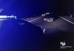 Noc. Rozbity samochód.Przed nim radiowóz KAS.
