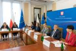 Sala w Ministerstwie Finansów. Przy stole siedzą uczestnicy konferencji prasowej.
