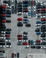 Widok z góry na parking i zaparkowane samochody