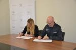Dyrektor Izby Administracji Skarbowej w Opolu i Dyrektor Okręgowy Służby Więziennej w Opolu podpisują porozumienie o współpracy.