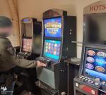 funkcjonariusz przeprowadza eksperyment potwierdzający hazardowy charakter urządzenia do gry