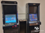 Dwa automaty do gry w nielegalnym salonie gier