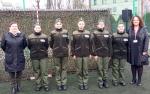 Uczennice klasy mundurowej pozują do zdjęcia z naczelnikiem Urzędu Skarbowego w Strzelcach Opolskich, panią Iwoną Chmielewską