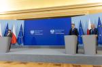 konferencja prasowa Ministra Finansów Andrzeja Domańskiego. Za mównicami stoją Minister Zdrowia Izabela Leszczyna, Jarosław Nememan, Andrzej Domański. W tle flagi Polski i UE.