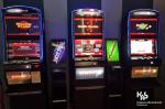 pomieszczenie z trzema automatami do gier hazardowych