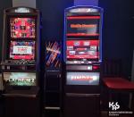 pomieszczenie z dwoma automatami do gier hazardowych