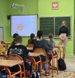 przedstawicielki opolskiej KAS prowadzą zajęcia dla uczniów w klasie