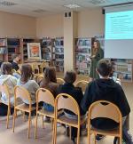 przedstawicielki opolskiej KAS prowadzą zajęcia dla uczniów w klasie