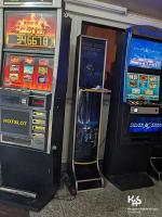 Dwa automaty do gier hazardowych