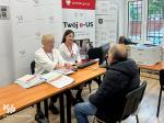 Ekspertki z Pierwszego Urzędu Skarbowego w Opolu rozmawiają z uczestnikiem spotkania w Centrum Integracji Cudzoziemców