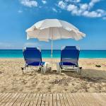 dwa leżaki pod parasolem na plaży