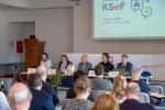 Przedstawiciele Ministerstwa Finansów i Krajowej Administracji Skarbowej na sali podczas konferencji prasowej.