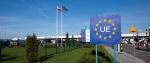 przejście graniczne, tablica z symbolem UE, flagi Rzeczpospolitej Polskiej i Unii Europejskiej